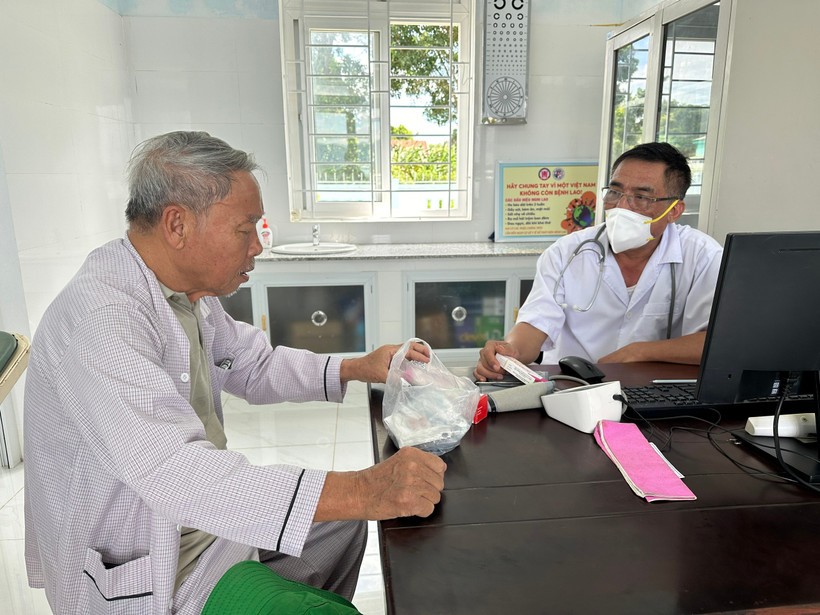 Bác sỹ khám sức khoẻ cho người cao tuổi tại trạm y tế xã. Ảnh: T.G/TTXVN.