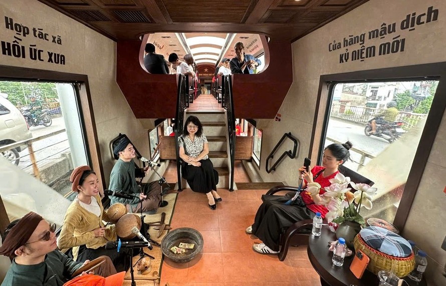 Không gian văn hóa trên chuyến tàu.