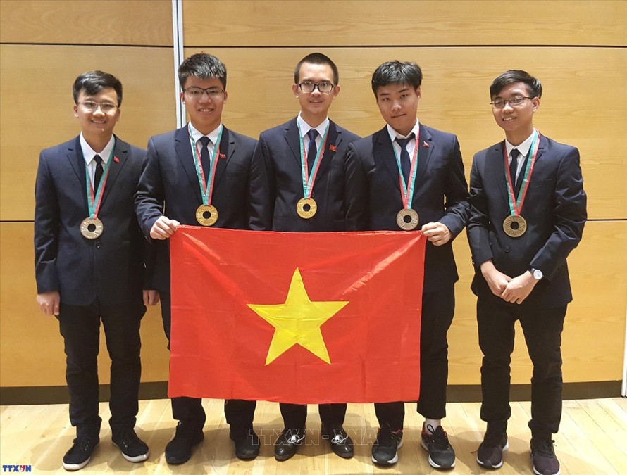 Năm thí sinh của Đội tuyển quốc gia Việt Nam dự thi Olympic Vật lý quốc tế lần thứ 49 đều đoạt giải, trong đó có 2 HCV, 2 HCB và 1 HCĐ. Ảnh: TTXVN.