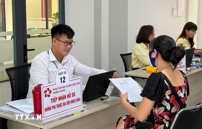 Cán bộ, chuyên viên từ Thành phố Hồ Chí Minh được "biệt phái" xuống xã để tiếp nhận hồ sơ "phi địa giới" hành chính. Ảnh: Hữu Duyên/TTXVN.