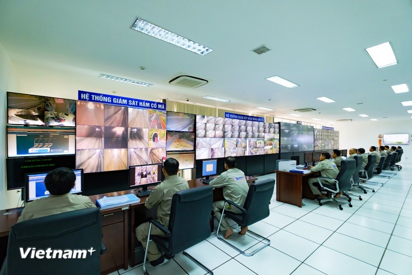 Nhân viên giám sát hệ thống giao thông tại một hầm đường bộ. Ảnh: Việt Hùng/TTXVN.