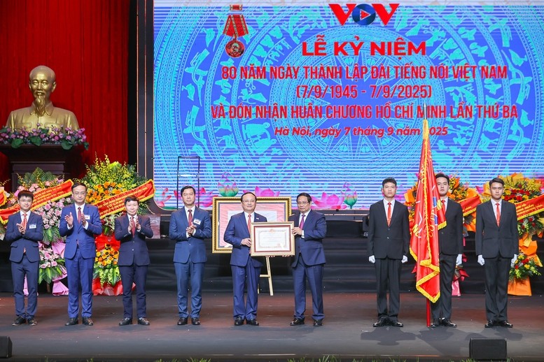 Thay mặt lãnh đạo Đảng, Nhà nước, Thủ tướng Phạm Minh Chính trao Huân chương Hồ Chí Minh (lần thứ ba) tặng Đài Tiếng nói Việt Nam. Ảnh: VGP/Nhật Bắc.