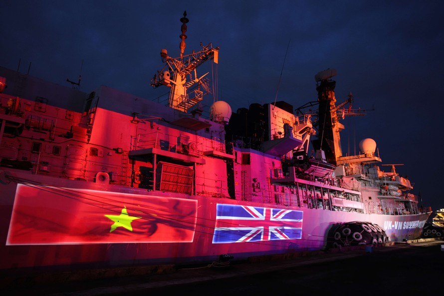 Cập cảng Nhà Rồng (TP.HCM) sáng ngày 22/09/2025, tàu hộ vệ đa nhiệm HMS Richmond của Hải quân Hoàng gia Anh, bắt đầu chuyến thăm hữu nghị TP.HCM. Chuyến thăm diễn ra đúng dịp Anh và Việt Nam kỷ niệm 15 năm thiết lập quan hệ Đối tác Chiến lược, nhấn mạnh cam kết ngoại giao và sự củng cố hợp tác an ninh, quốc phòng. Ảnh: Nguyễn Hoàng.