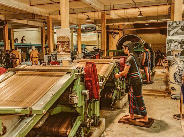 Một trong công đoạn sản xuất trà được tái dựng.