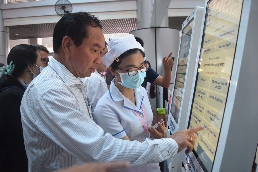 Cán bộ y tế hướng dẫn sử dụng các tiện ích khi triển khai bệnh án điện tử tại bệnh viện.