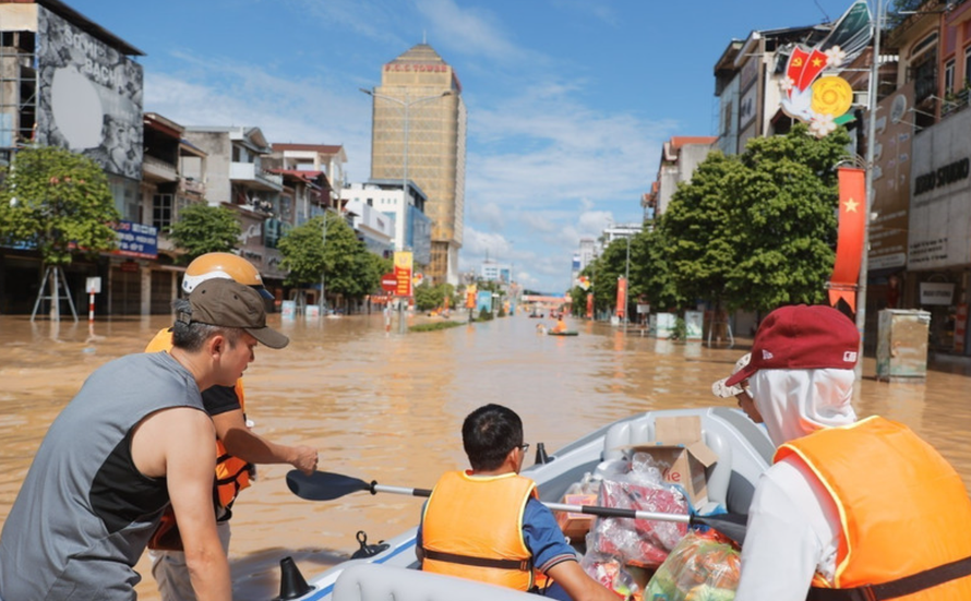 Lực lượng cứu trợ từ khắp nơi tập trung về Thái Nguyên giúp dân khắc phục hậu quả bão lũ. 