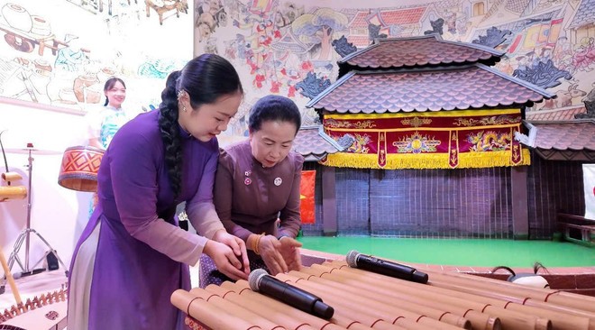 Du khách trải nghiệm đàn T'rưng.