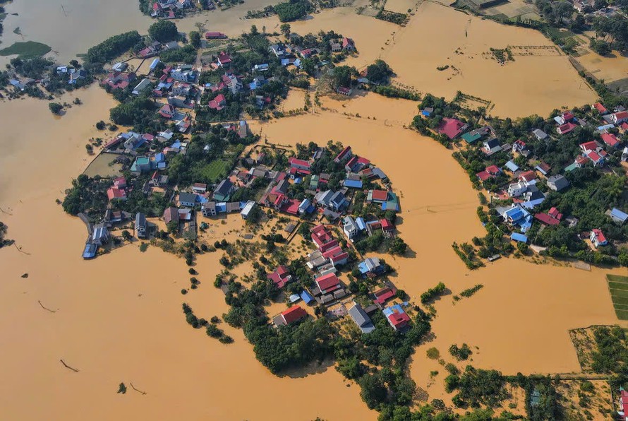 Tính đến ngày 11/10, mưa lũ đã làm 1.577 nhà bị thiệt hại, hư hỏng nặng; 230.197 nhà bị ngập. Ảnh: Hòa Nam/TTXVN.