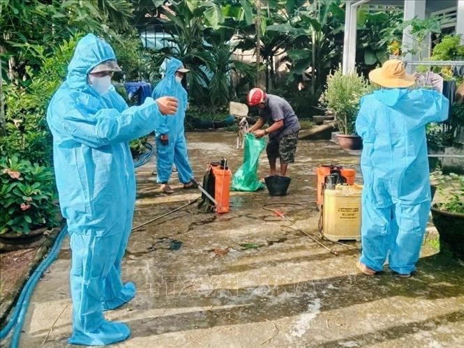 Phun thuốc diệt muỗi tại khu vực phát hiện ổ dịch sốt xuất huyết tại Quảng Ngãi Ảnh: Đinh Hương/TTXVN.