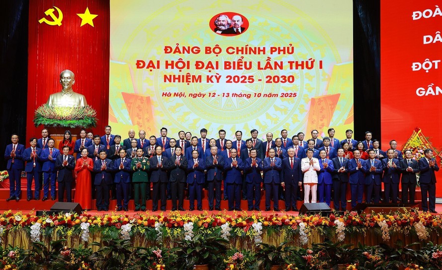 Các đồng chí lãnh đạo Đảng và Nhà nước với các đại biểu dự Đại hội đại biểu Đảng bộ Chính phủ lần thứ nhất. Ảnh: Dương Giang/TTXVN.