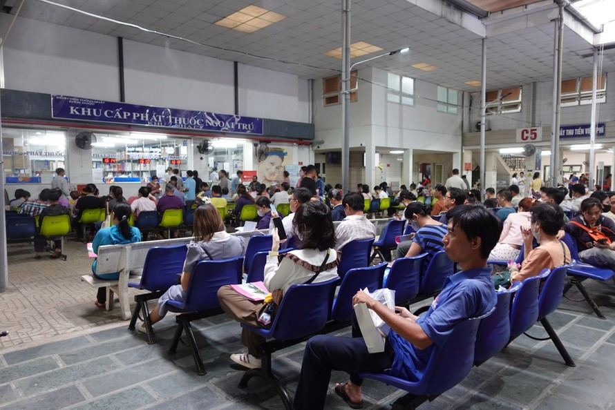 Không chỉ trẻ em, người lớn đến khám và nhập viện liên đến các bệnh về đường hô hấp, cúm mùa… có xu hướng gia tăng.