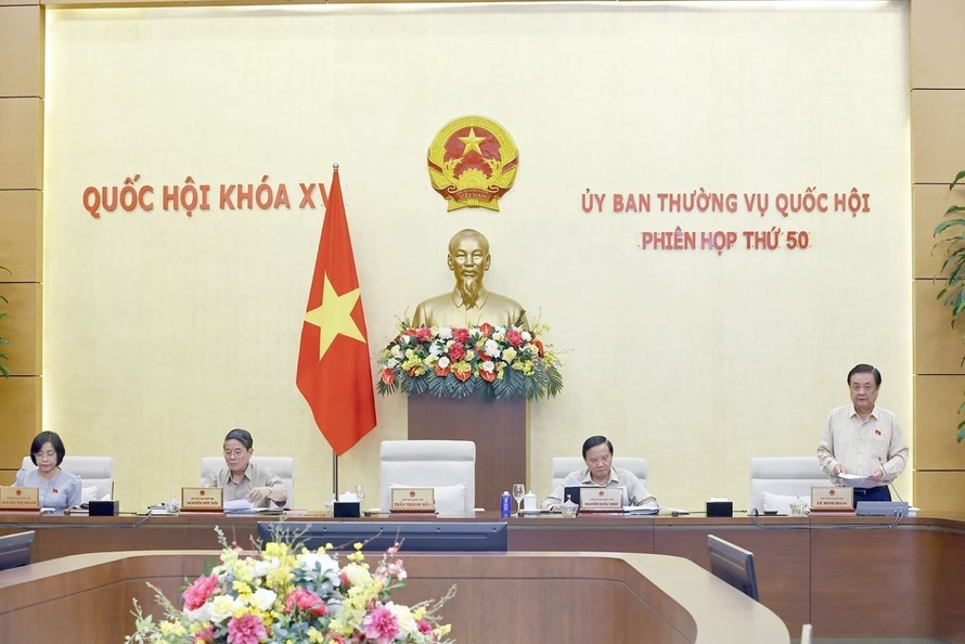 Phó Chủ tịch Quốc hội Lê Minh Hoan phát biểu và điều hành phiên họp. Ảnh: Doãn Tấn/TTXVN.