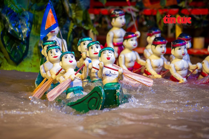 Từ một vật vô tri, vô giác, các nghệ nhân đã "thổi hồn" vào từng con rối một cách sống động khiến người xem không thể rời mắt.