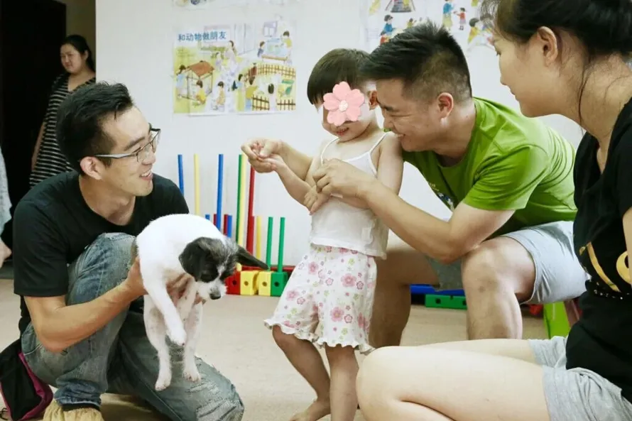 anh Ngô Kỳ (Wu Qi), người được mệnh danh là “cha đẻ" của phương pháp chó cưng trị liệu tại Trung Quốc.