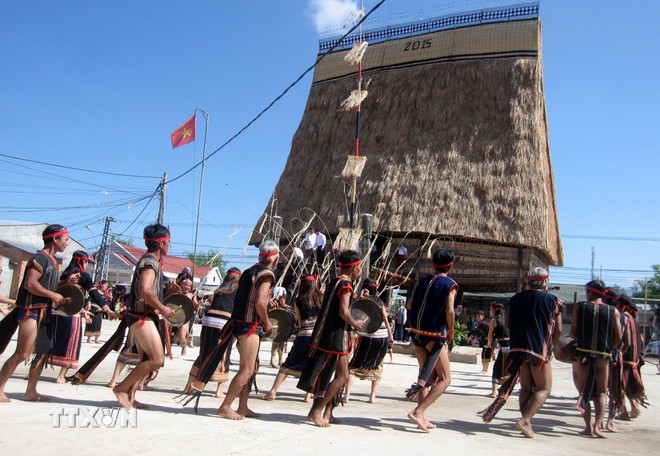 Nhà rông sừng sững ở vị trí trung tâm của làng bản, như vị thần hộ mệnh chở che cho toàn bộ cộng đồng. Ảnh: TTXVN.