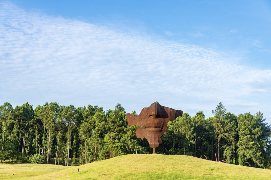 Tác phẩm “Mảnh vỡ Thế kỷ XXI” của Nhà điêu khắc người Tây Ban Nha Daniel Pérez.