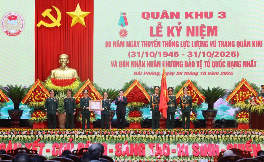 Chủ tịch nước Lương Cường trao Huân chương Bảo vệ Tổ quốc hạng Nhất tặng Quân khu 3. Ảnh: Lâm Khánh/TTXVN.