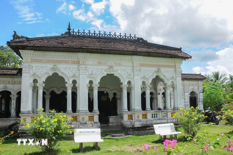 Nhà cổ ở làng nhà cổ Đông Hòa Hiệp có sự kết hợp hài hòa giữa kiến trúc phương Đông lẫn phương Tây. Ảnh: Hữu Chí/TTXVN.