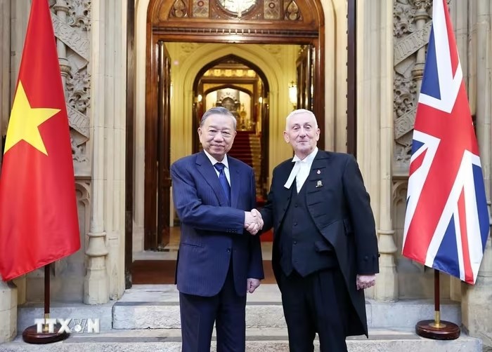 Tổng Bí thư Tô Lâm hội kiến Chủ tịch Hạ viện Anh Lindsay Hoyle. Ảnh: Thống Nhất/TTXVN.