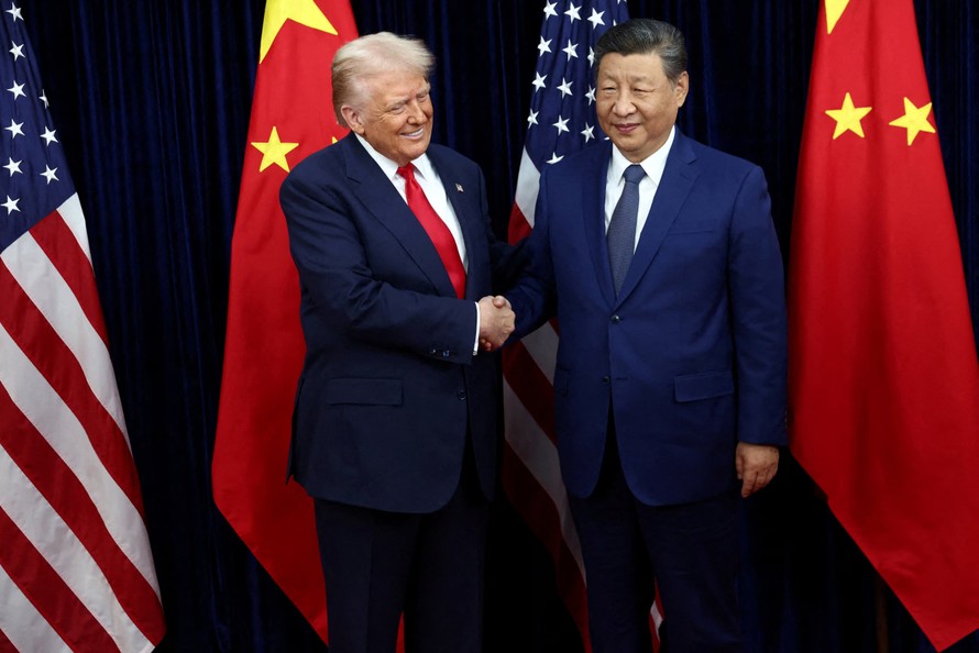Tổng thống Mỹ Donald Trump (trái) trong cuộc gặp Chủ tịch Trung Quốc Tập Cận Bình tại Busan, Hàn Quốc ngày 30/10/2025.