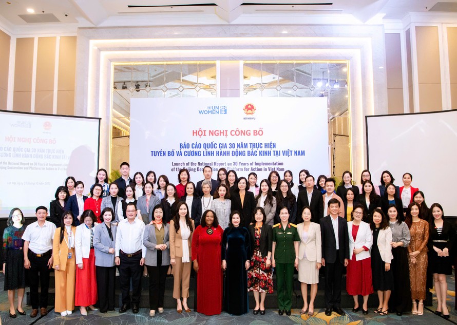 Các đại biểu tham dự hội nghị chụp hình lưu niệm.