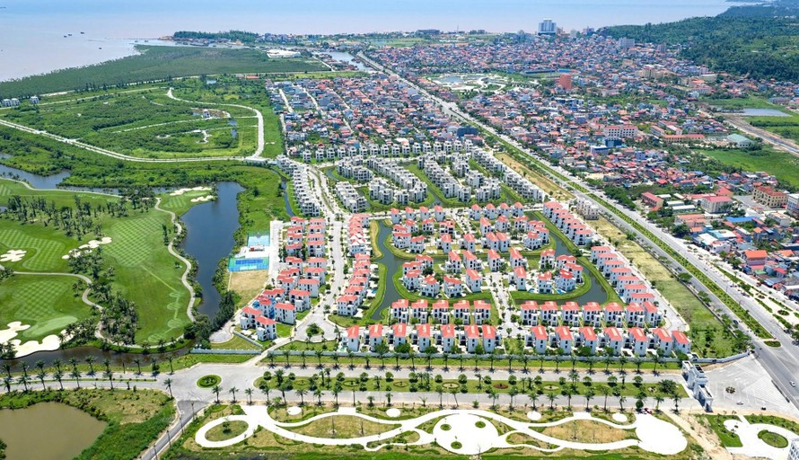 Khu vực Đồ Sơn được quy hoạch phát triển hệ thống cảng biển, các khu công nghiệp sinh thái ven biển gắn với trung tâm dịch vụ hàng hải quốc tế, mang đến tiềm năng tăng giá bền vững cho bất động sản.