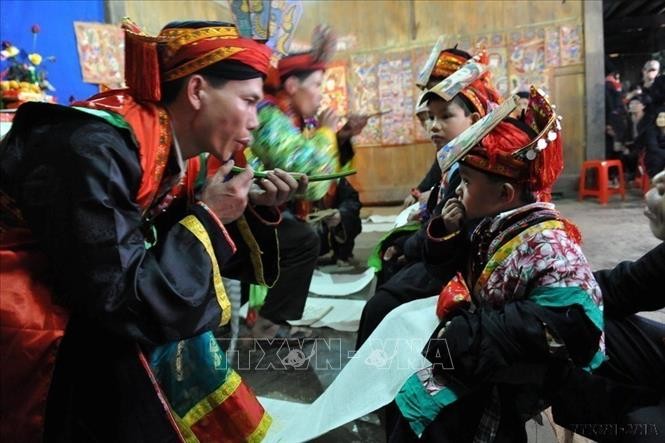 Thầy cúng làm lễ cấp binh khí cho trò tại Lễ hội “Cấp sắc” - nghi lễ không thể thiếu của người Dao đỏ. Ảnh: TTXVN.