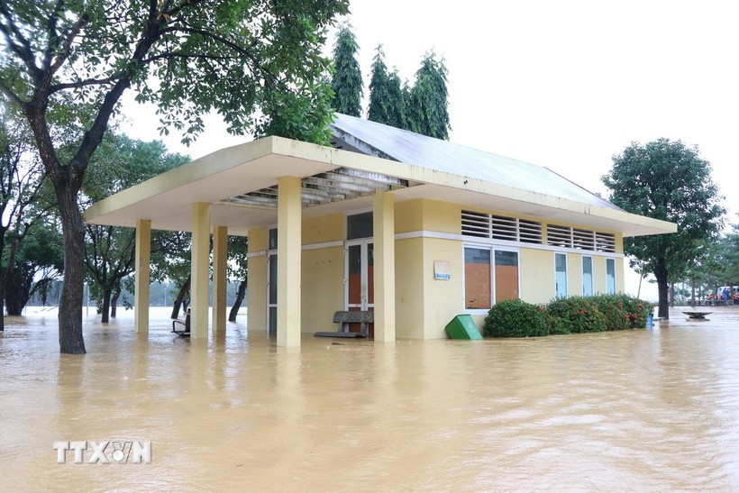 Mực nước trên sông Hương, thành phố Huế đang tăng dần, khiến công viên ở bờ Nam sông Hương bị ngập sâu hơn chiều 2/11. Ảnh: Nguyên Lý/TTXVN.