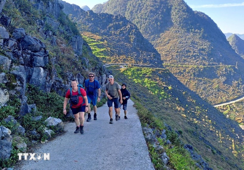 Du khách nước ngoài khám phá Tuyên Quang. Ảnh: Đức Thọ/TTXVN.