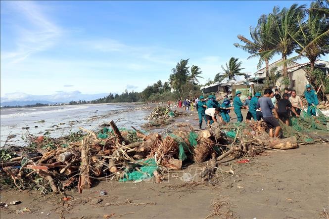 Lực lượng bộ đội, dân quân giúp dân xã Tịnh Khê (tỉnh Quảng Ngãi) khắc phục hậu quả bão số 13. Ảnh: Cao Nguyên/TTXVN.