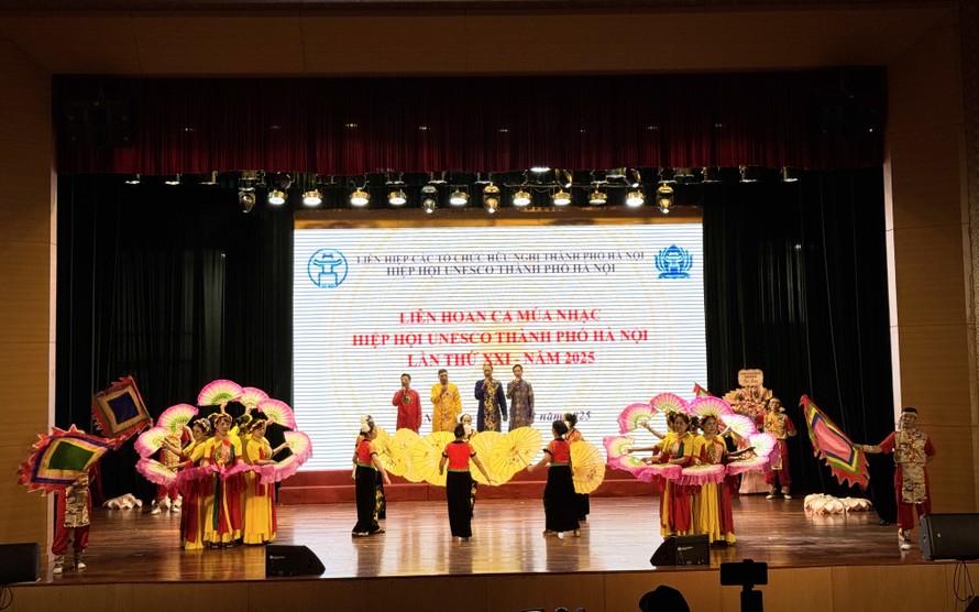 Liên hoan có sự trình diễn của 24 tiết mục đặc sắc.