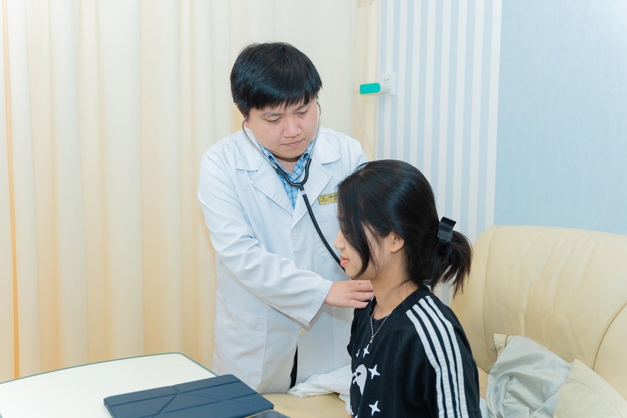 ThS.BSNT Phan Trúc thăm khám cho bệnh nhân