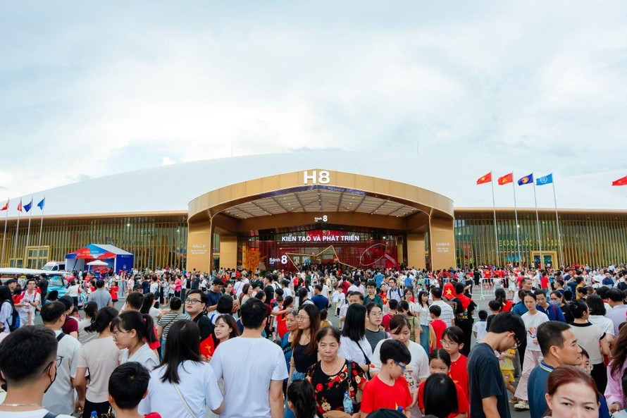 Vừa khai trương, VEC đã “mở đường” cho hàng chục triệu khách tới Vinhomes Global Gate.