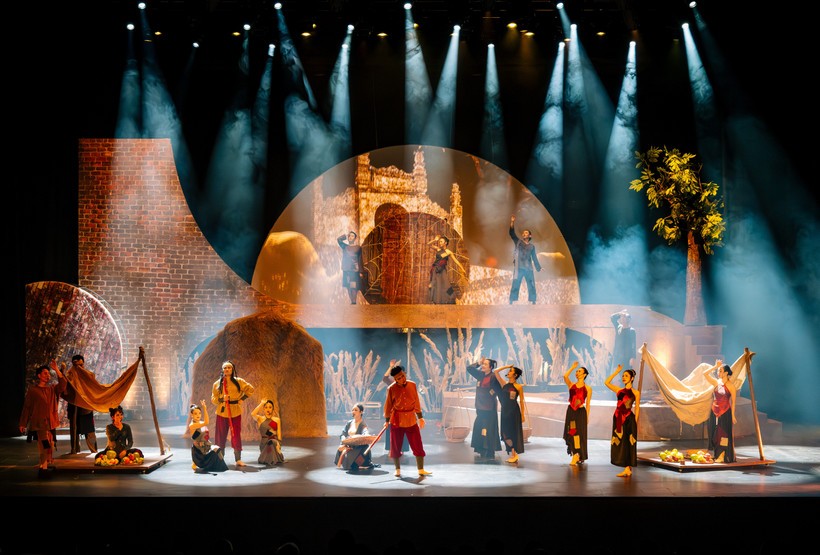 Nhạc kịch "Giấc mơ Chí Phèo" đang là một tác phẩm nghệ thuật biểu diễn thành công vì đã duy trì được lịch diễn đều đặn trong một năm qua. Ảnh: TTXVN.