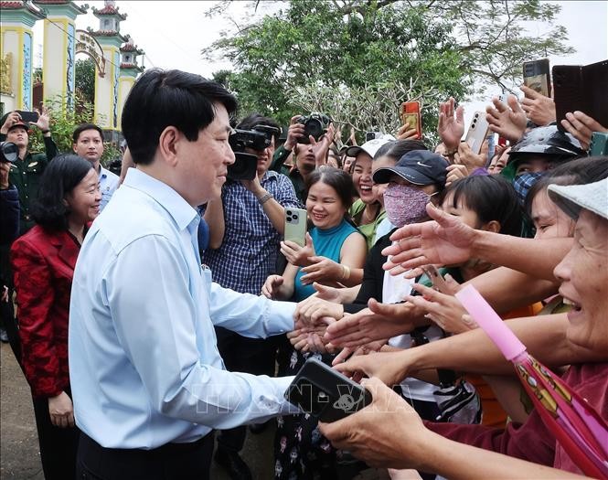 Chủ tịch nước Lương Cường với nhân dân vùng lũ lụt, bị ngập nước xã Gò Nổi. Ảnh: Lâm Khánh/TTXVN.