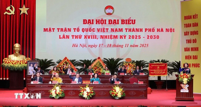 Đoàn Chủ tịch thông qua Nghị quyết Đại hội. Ảnh: TTXVN.