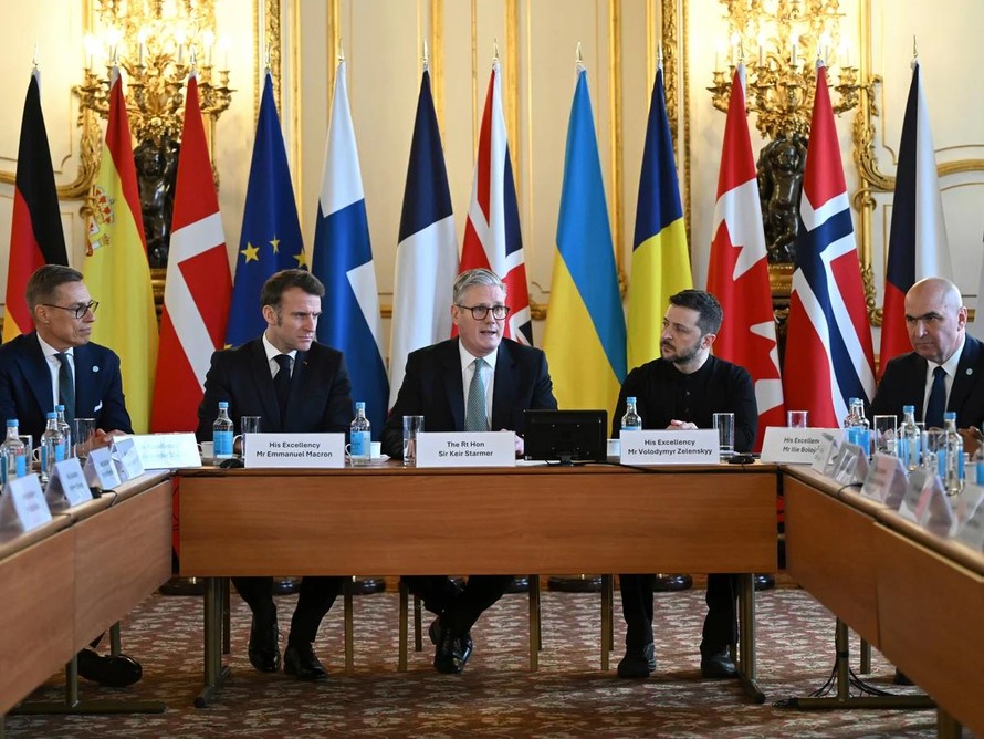 Lãnh đạo các quốc gia châu Âu cùng Tổng thống Ukraine Volodymyr Zelensky dự Hội nghị thượng đỉnh châu Âu về vấn đề Ukraine, ở London (Anh), ngày 2/3/2025. Ảnh: The Guardian.