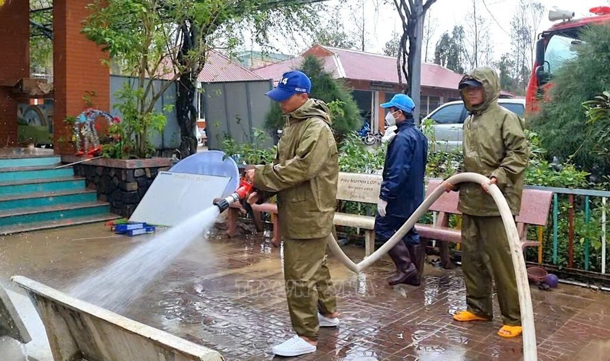 Khẩn trương xử lý môi trường nơi vùng lũ, không để dịch bệnh phát sinh