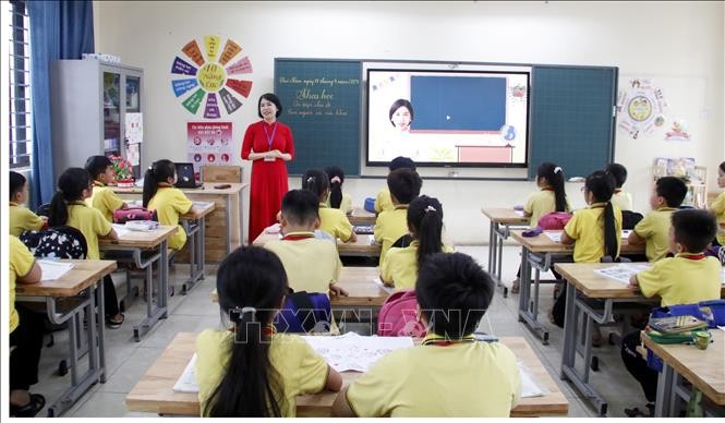 Một tiết học của học sinh trường Tiểu học Tân Tiến, thành phố Bắc Giang sử dụng trí tuệ nhân tạo thiết kế video về cách xử lý tình huống trong cuộc sống. Ảnh: Đồng Thúy/TTXVN.
