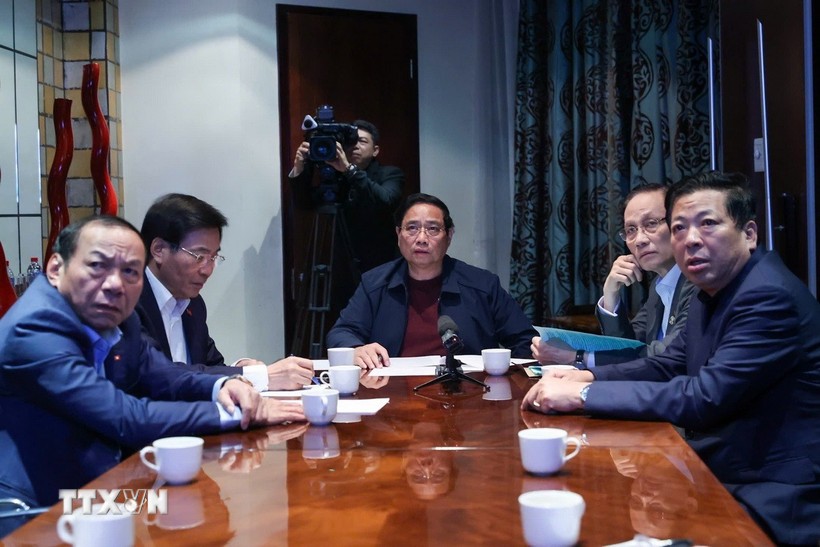 Thủ tướng Phạm Minh Chính chủ trì họp trực tuyến từ Nam Phi, chỉ đạo khắc phục hậu quả mưa lũ. Ảnh: Dương Giang/TTXVN.