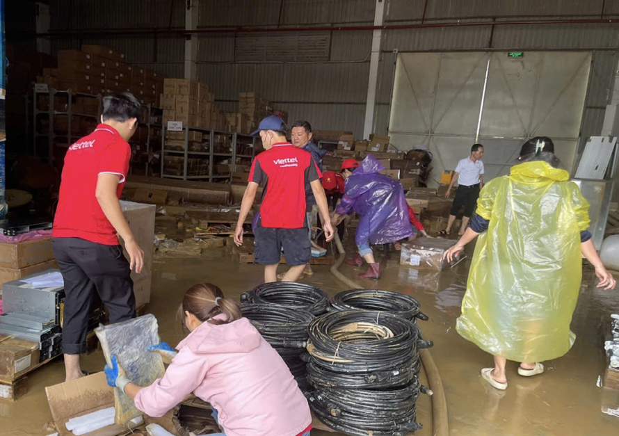 Kho vật tư của Viettel cũng bị ngập sâu hơn 1,5 m, cán bộ nhân viên tập trung dọn dẹp khi nước rút.