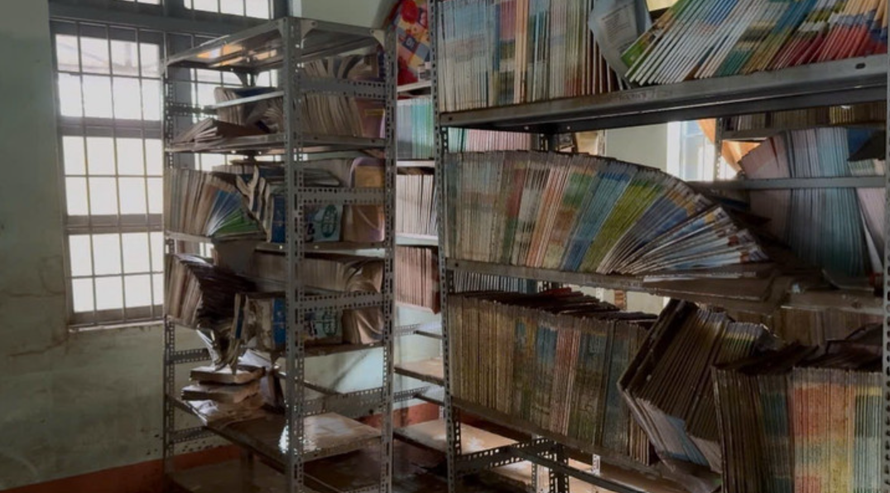 Phòng thư viện của một trường học ở Đắk Lắk bị ngập nước, sách vở hư hỏng hoàn toàn.