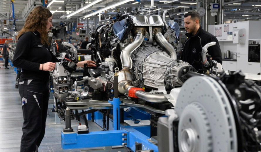 Công nhân làm việc tại một nhà máy sản xuất ôtô ở Sindelfingen, Đức.