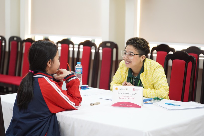 Học sinh thi nói tiếng Anh với người nước ngoài.