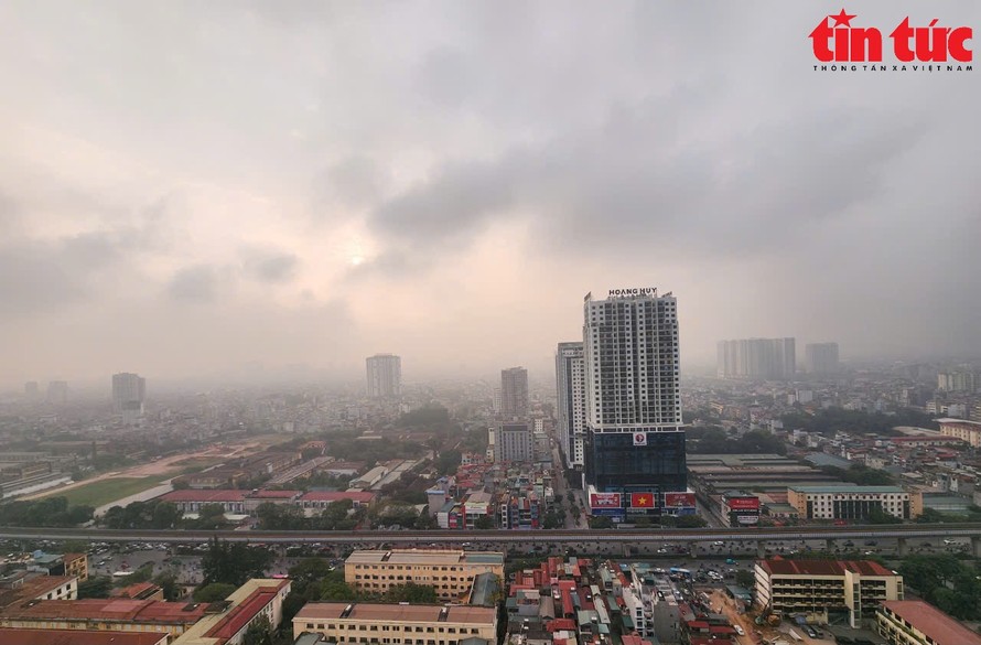 Những ngày đầu tháng 12/2025, TP Hà Nội luôn trong tình trạng ô nhiễm không khí từ sáng sớm đêm.