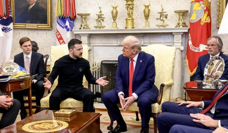 Tổng thống Mỹ Donald Trump (phải) trong cuộc gặp Tổng thống Ukraine Volodymyr Zelensky tại Nhà Trắng ngày 28/2/2025.