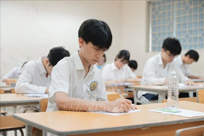 Thí sinh chuẩn bị làm bài thi trong Kỳ thi tuyển sinh vào lớp 10 công lập năm học 2025 - 2026 tại điểm thi trường THPT Nguyễn Gia Thiều (Hà Nội). Ảnh: Minh Quyết/TTXVN.