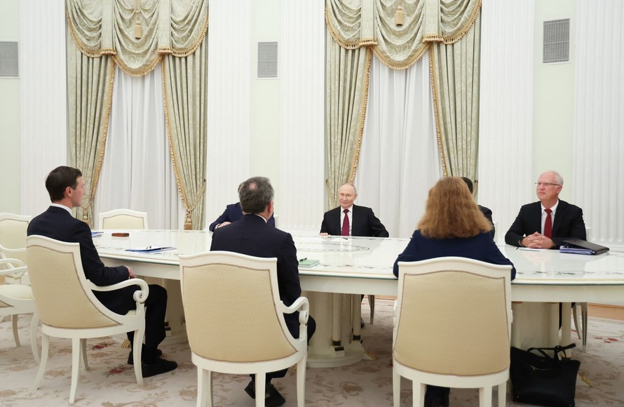 Tổng thống Nga Vladimir Putin và đặc phái viên của Tổng thống Mỹ Donald Trump, ông Steve Witkoff tại cuộc gặp ở Moskva tối 2/12/2025. Ảnh: ABC News.