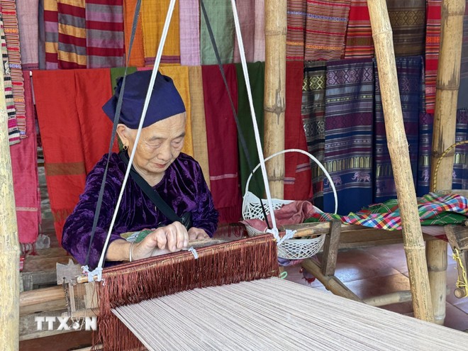 Bà Hà Thị Nhân (thôn Lặn Ngoài, xã Pù Luông) gắn bó với nghề dệt thổ cẩm 65 năm. Ảnh: Hoa Mai/TTXVN.