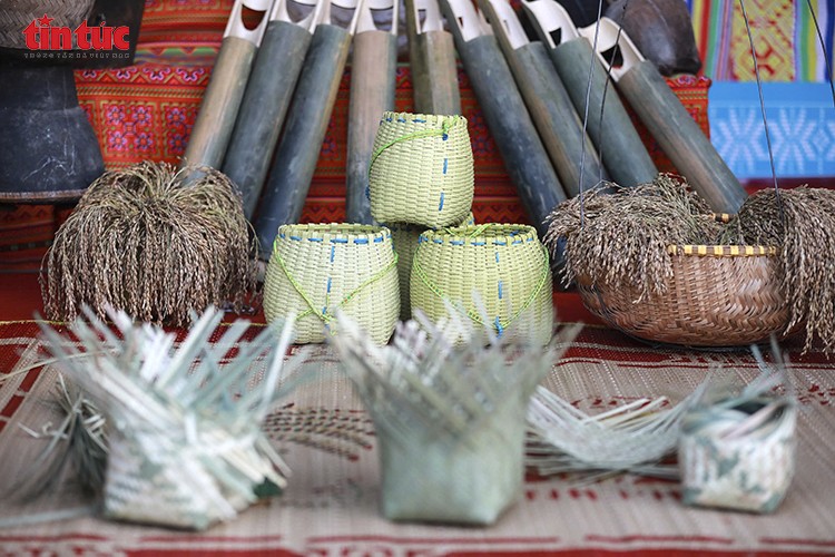 Những vật dụng đan lát thủ công của người Mường phục vụ lao động sản xuất và sinh hoạt cuộc sống hàng ngày.